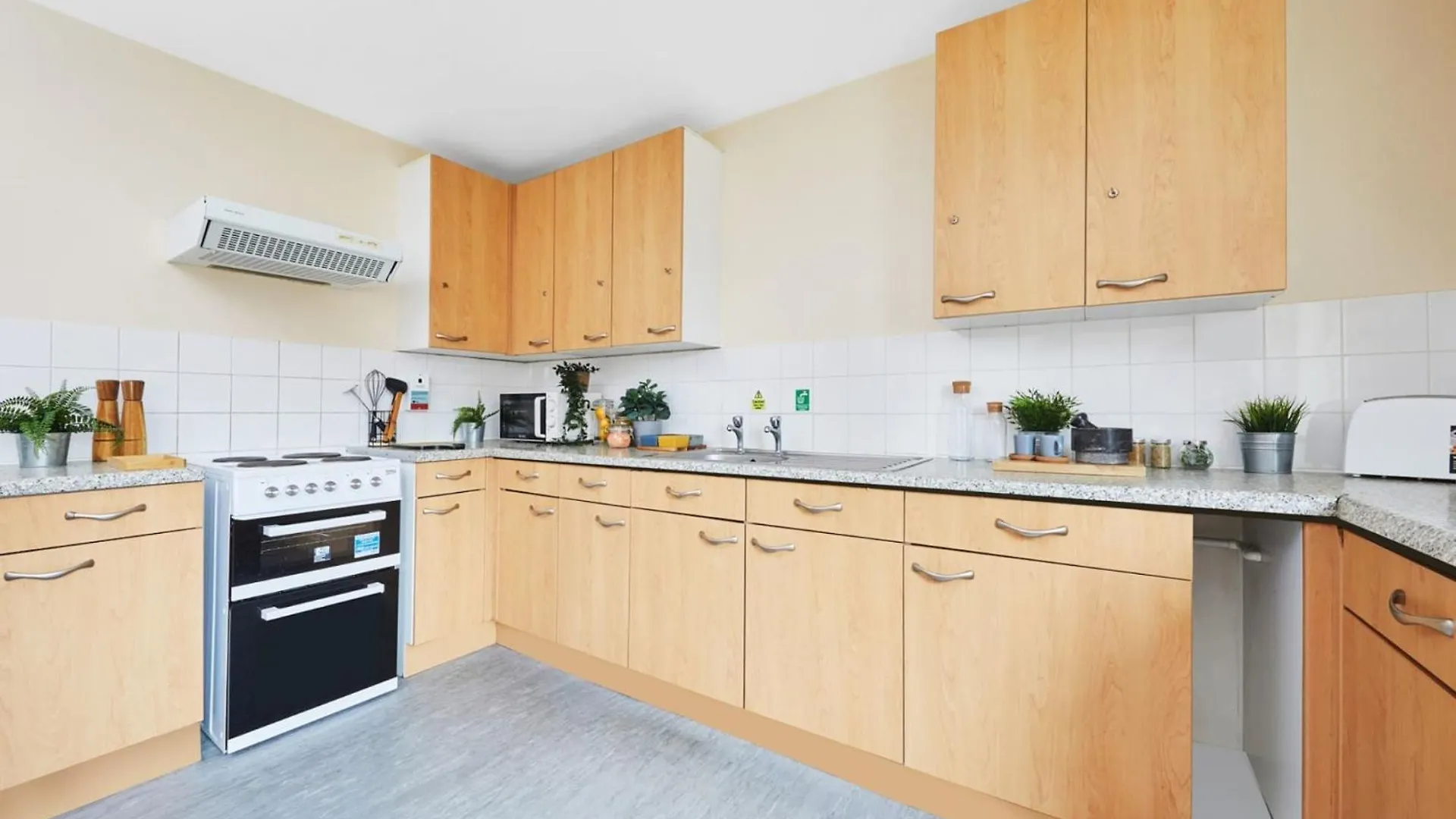 Shaftesbury Hall: Student Accommodation with Private Rooms & Shared Kitchen Cheltenham 0*,